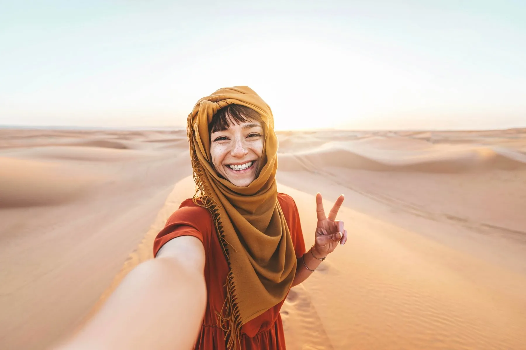 girltakingselfieindesertsafari