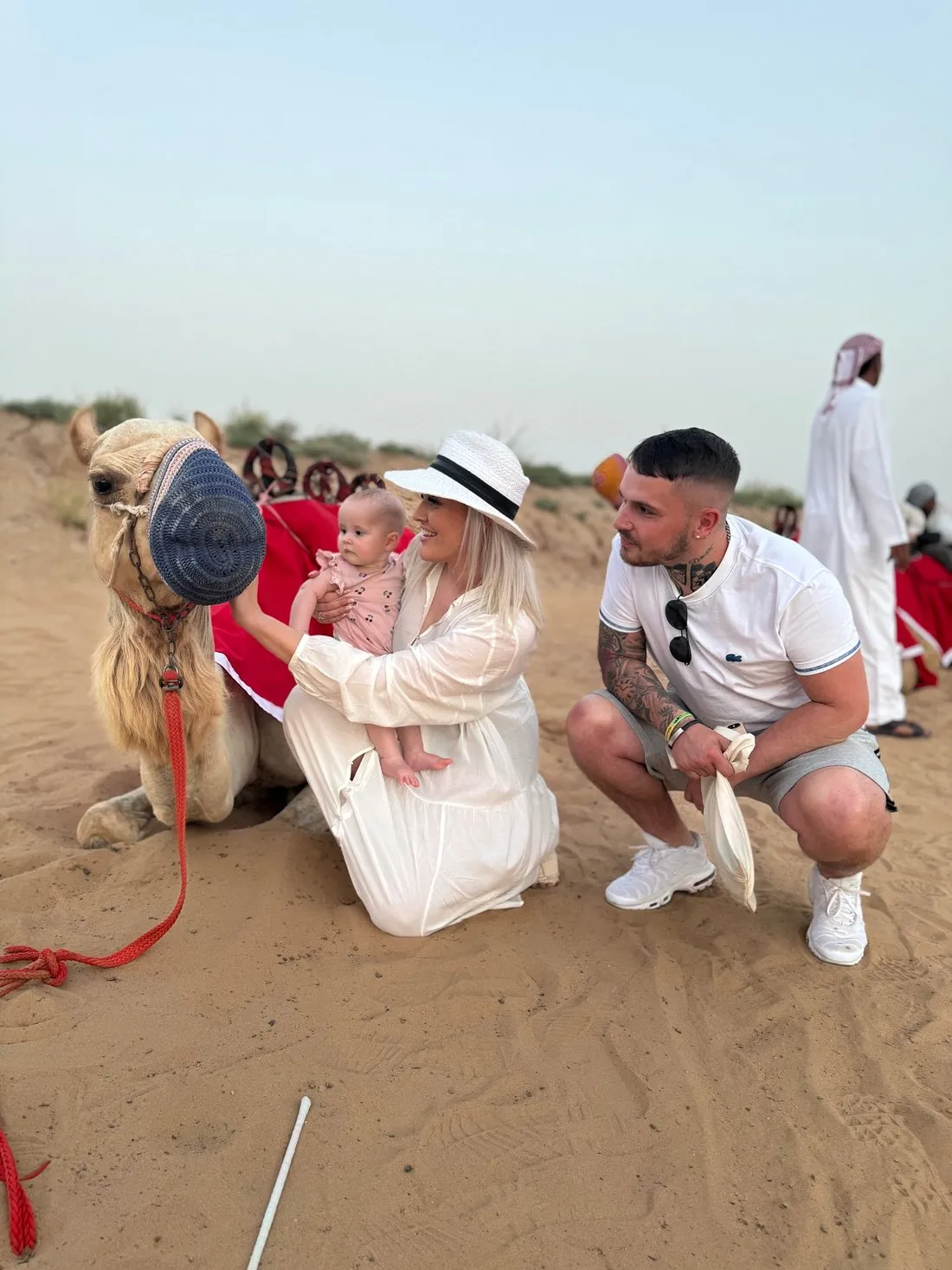 Familywithkidtakingcamelphotos